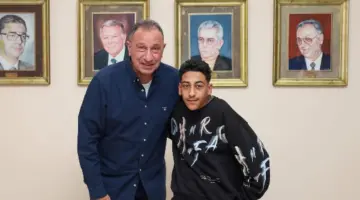 الخطيب يستجيب لطلب مشجع من ذوي الهمم ويكرّمه بمقر الأهلي